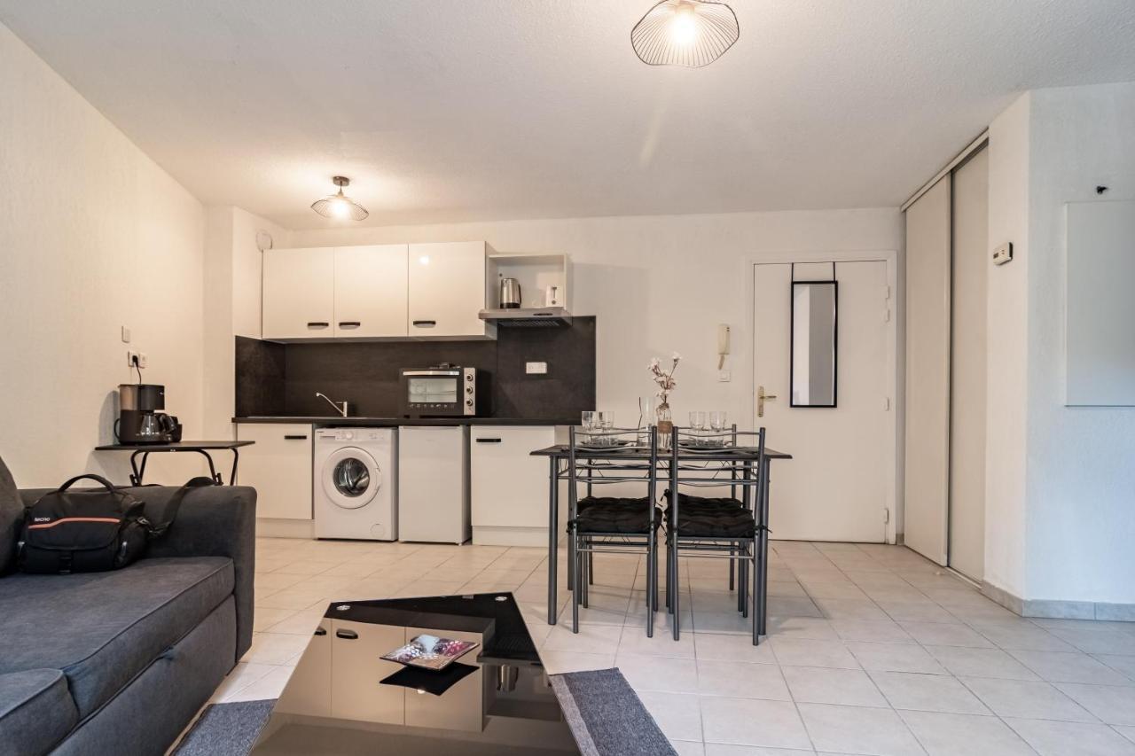Le Laury Apartamento Le Luc Exterior foto